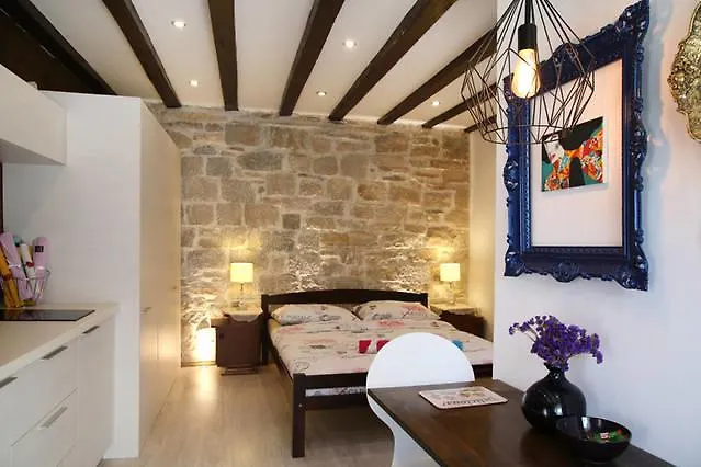 Studio Rustica & Moderna Apartment Split