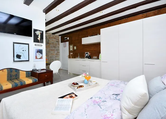 Apartment Studio Rustica & Moderna