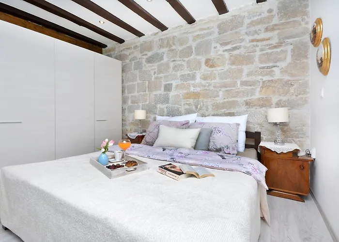 Studio Rustica & Moderna Apartment