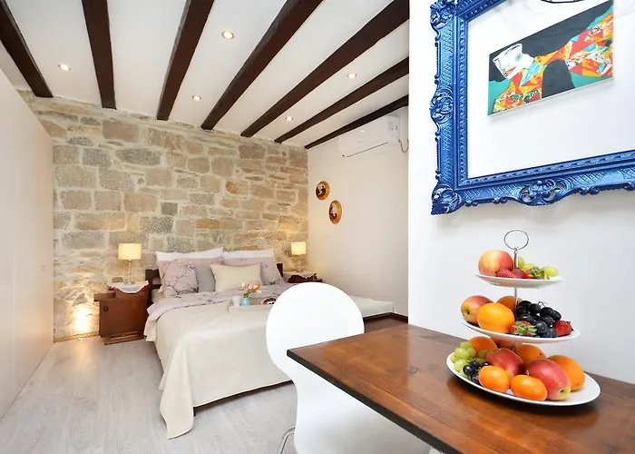 Studio Rustica & Moderna Apartment